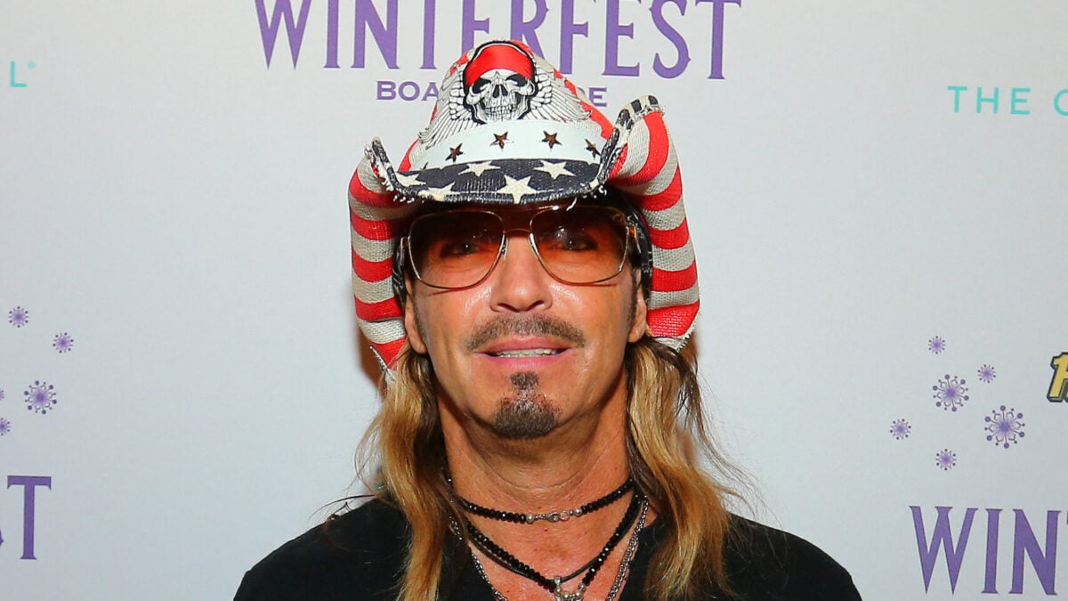 Bret Michaels compartilha foto de cama de hospital após emergência médica