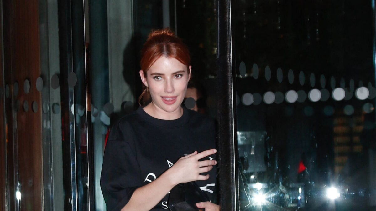 A razão por trás da roupa de casamento “inesperada” de Emma Roberts