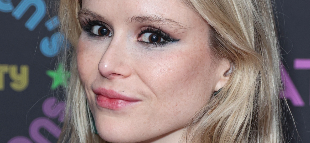 Erin Moriarty tomando banho de sol em topless disse que eles “cabem” bem