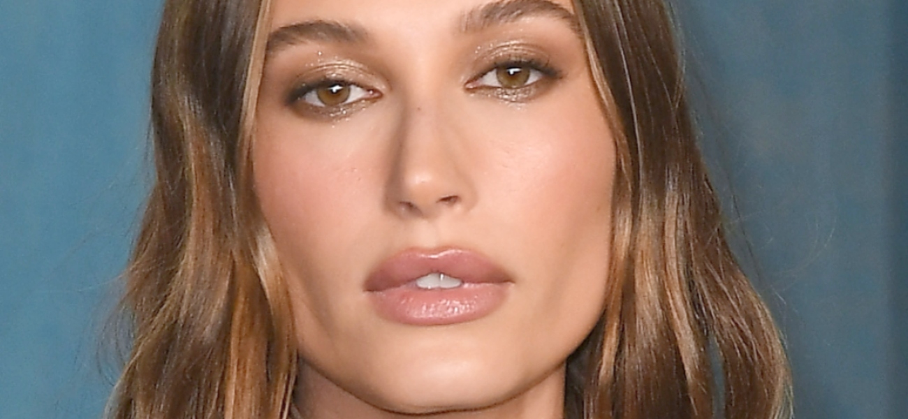 Hailey Bieber aconselhou sutiã ‘muito pequeno’ no SKIMS Shoot