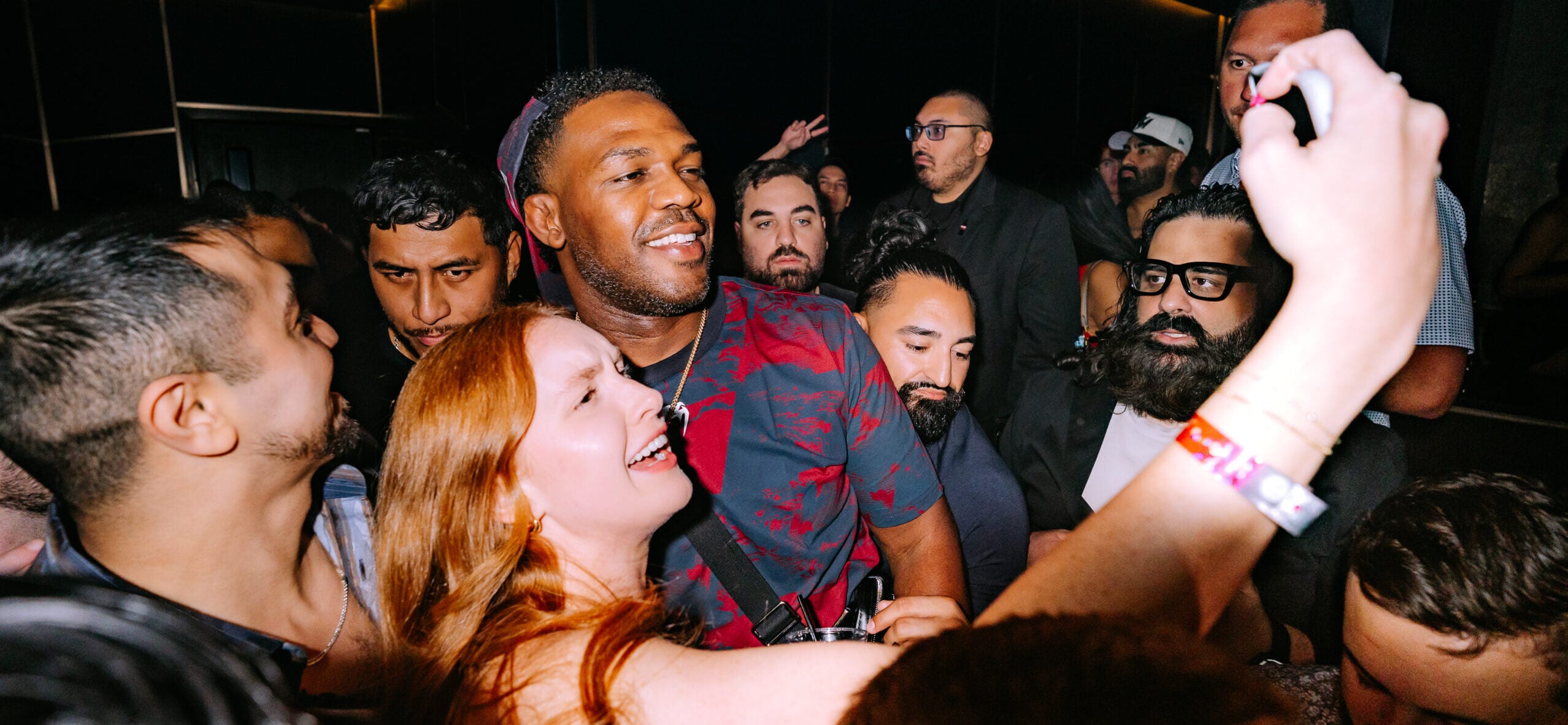 Campeões do UFC, NBA e estrelas de ‘Esposas de Mórmon’ iluminam a vida noturna de Las Vegas