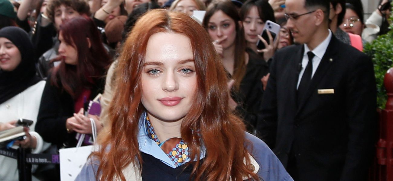 Joey King surpreende com um vestido floral escuro para o casamento de Taylor Swift