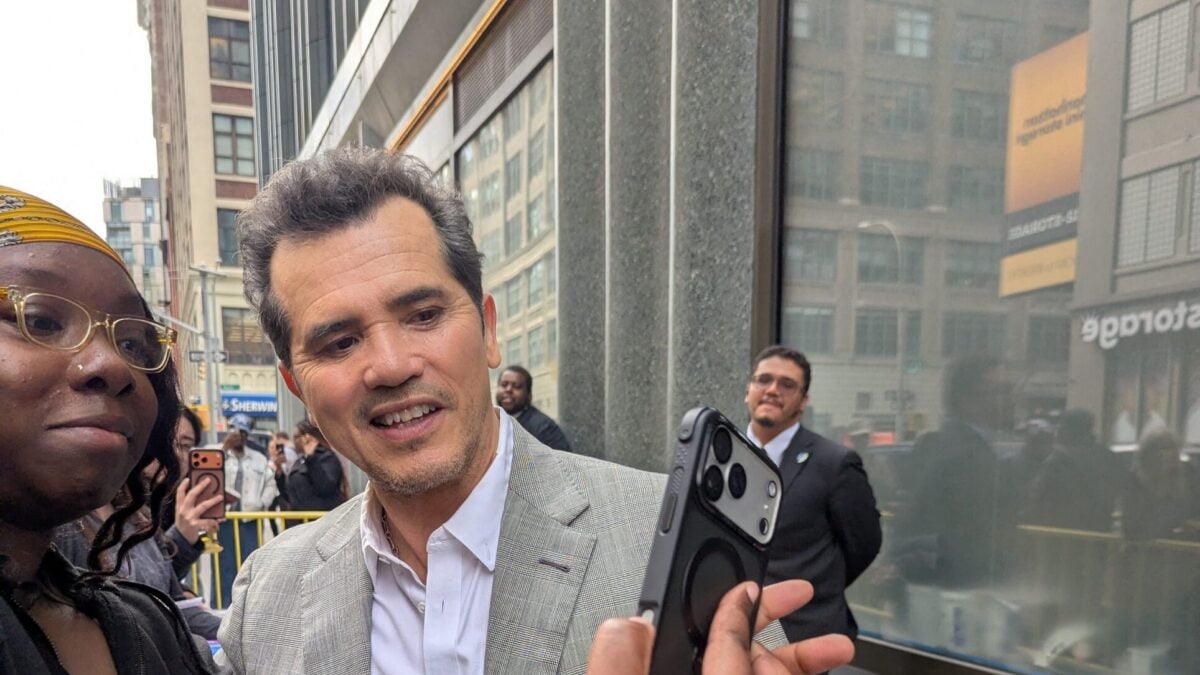 Ο John Leguizamo λέει στους υποστηρικτές του ICE να σταματήσουν να παρακολουθούν τις ταινίες του