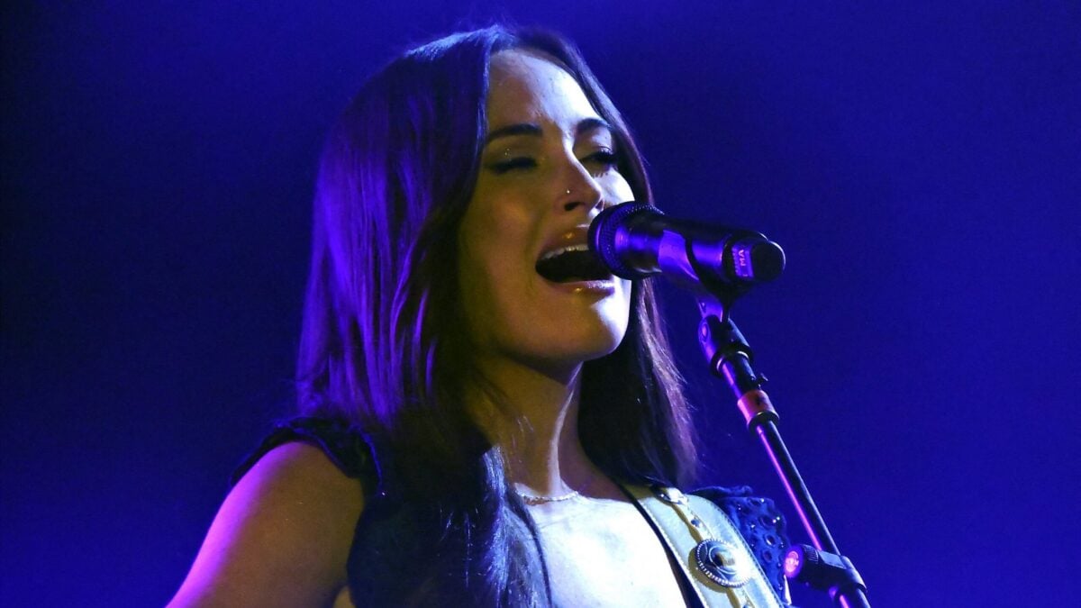 Kacey Musgraves cancela silenciosamente três shows sem explicação