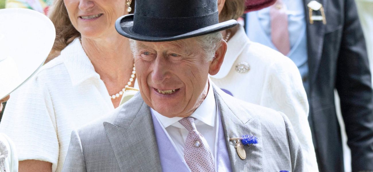 O rei Charles joga o tradicional jogo escocês durante a Royal Week