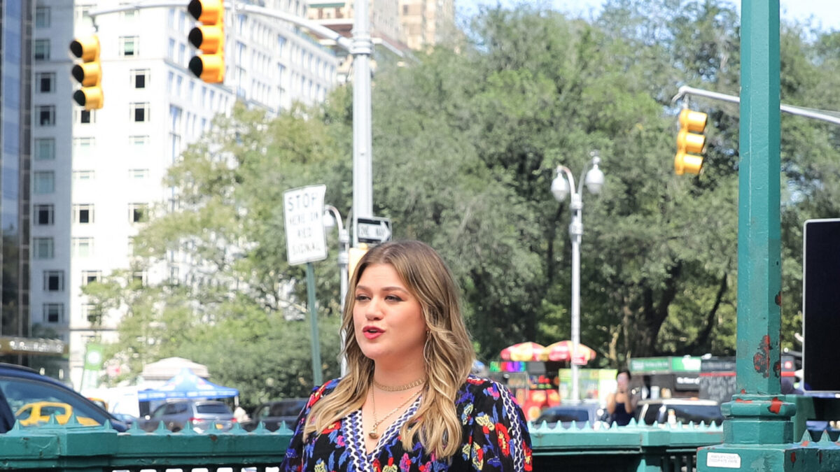 Kelly Clarkson revela sua vida amorosa em rara confissão