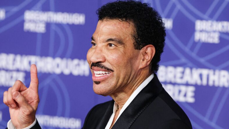 Lionel Richie Reaffirms He Is ‘Doing Well’ After Scary Onstage Health Emergency