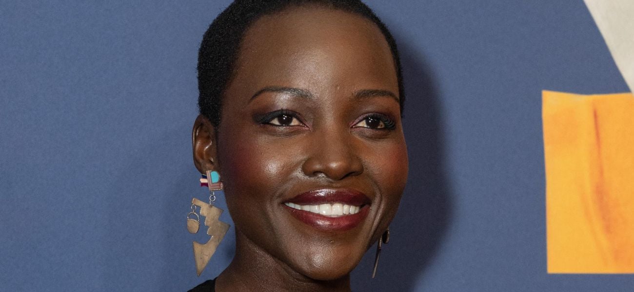 Lupita Nyong’o dispensa sutiã e calcinha em vestido com recortes sensuais