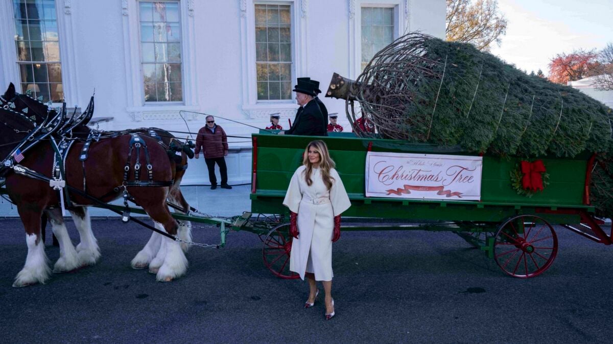 Melania Trump Seeks Volunteers For Early White House Christmas Decorations