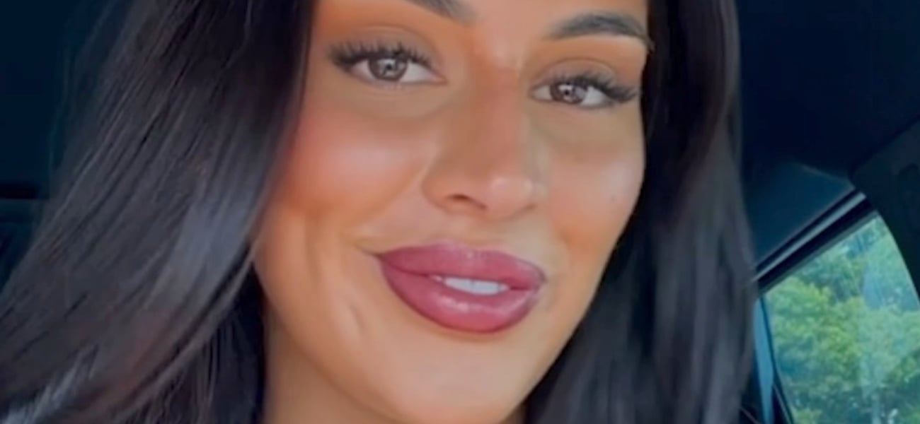 Mia Bailey disse que não era necessário tirar a parte de baixo do biquíni
