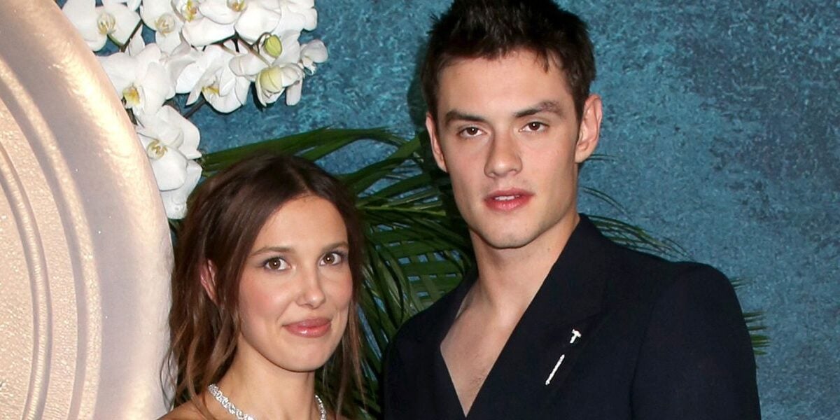 Η Millie Bobby Brown ψήνει τον Louis Partridge κατά τη διάρκεια της περιοδείας στον Τύπο