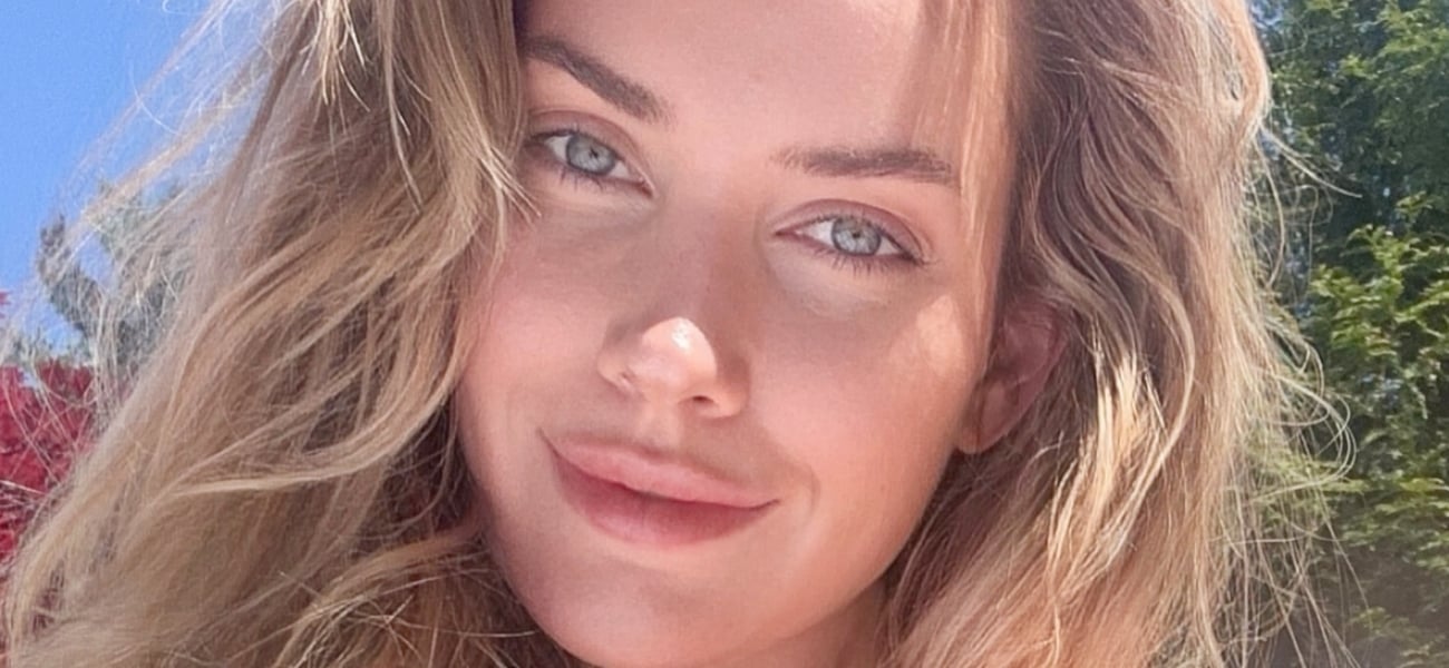 Paige Spiranac tomando banho de sol de biquíni exibe ‘latas maiores’