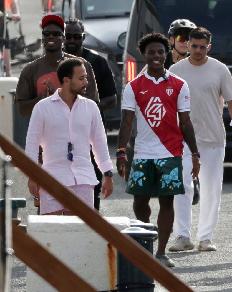 Paul Pogba and Ishowspeed, attacked by hysterical fans in the port of Saint-Tropez had to rush back to their yacht.