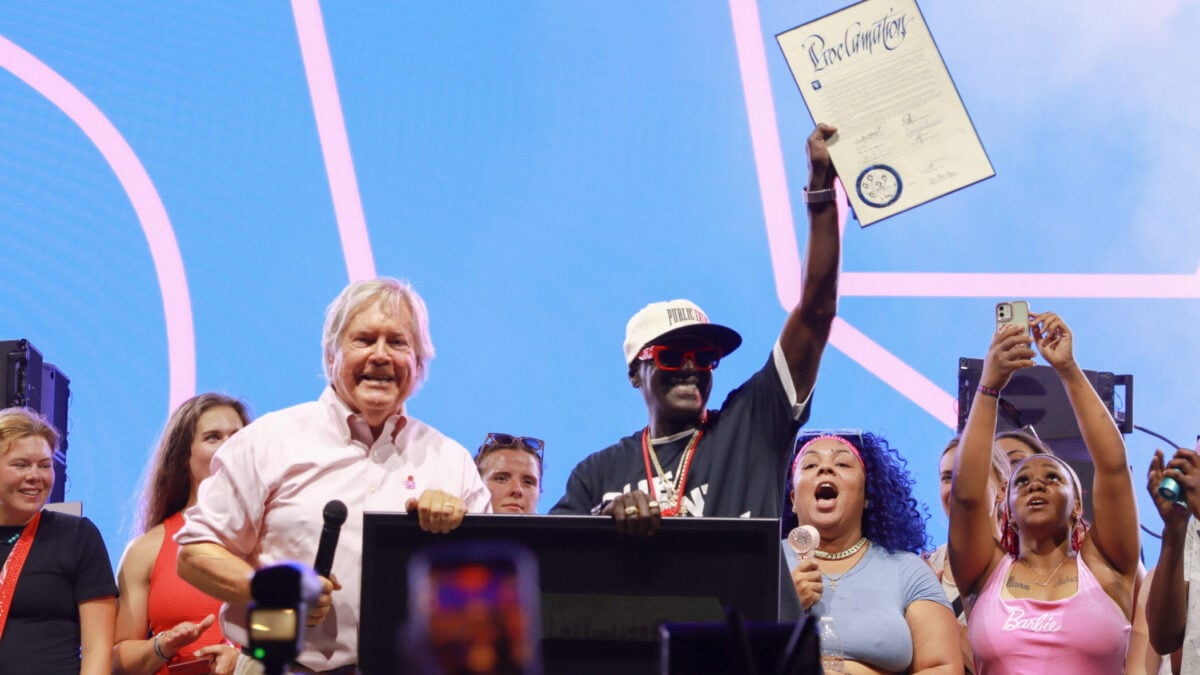 Flavor Flav aumenta a emoção quando o fim de semana SHE começa em Las Vegas