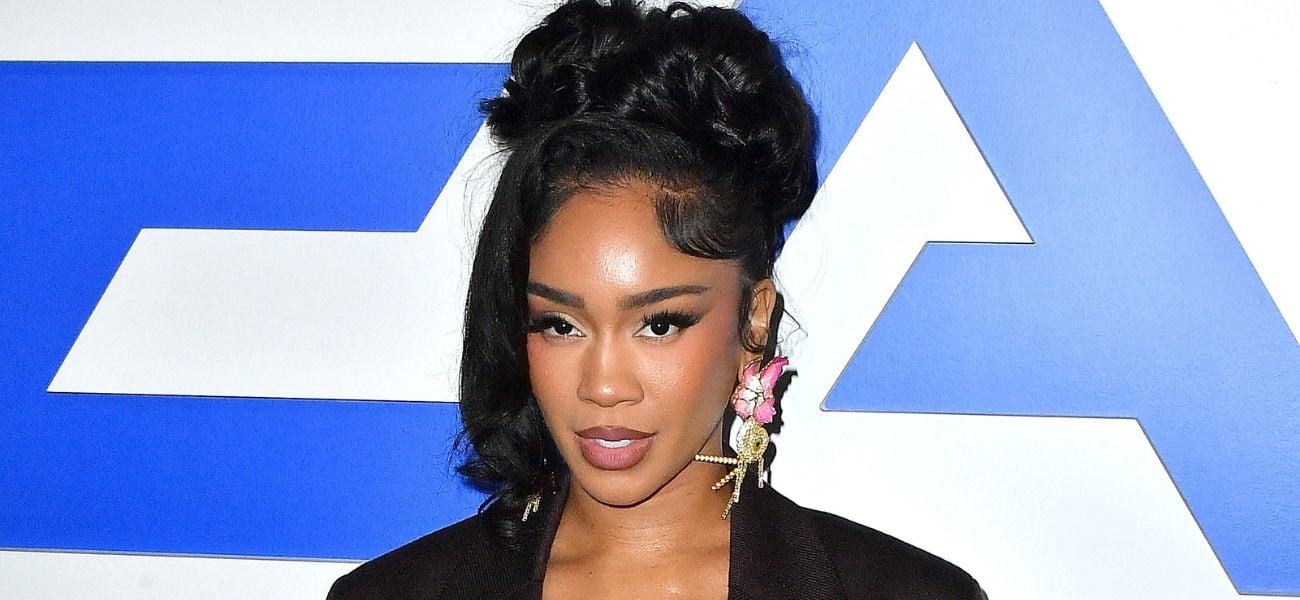 Saweetie quase tira seu vestido profundo nas fotos do 33º aniversário