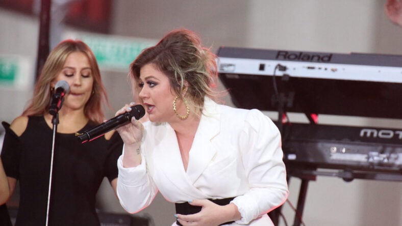 ‘Unbothered’ Kelly Clarkson Returns To The Stage With A Smile Amid Brooklyn Store Feud