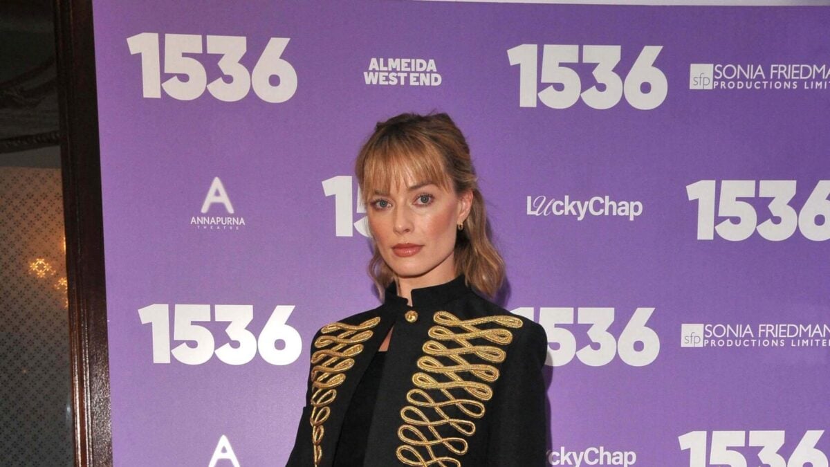 Margot Robbie é vista com um ‘hematoma’ na coxa durante viagem a Paris