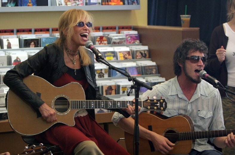 Singer Carly Simon signs autographs and preforms at Starbucks Lincoln Road in Miami Beach