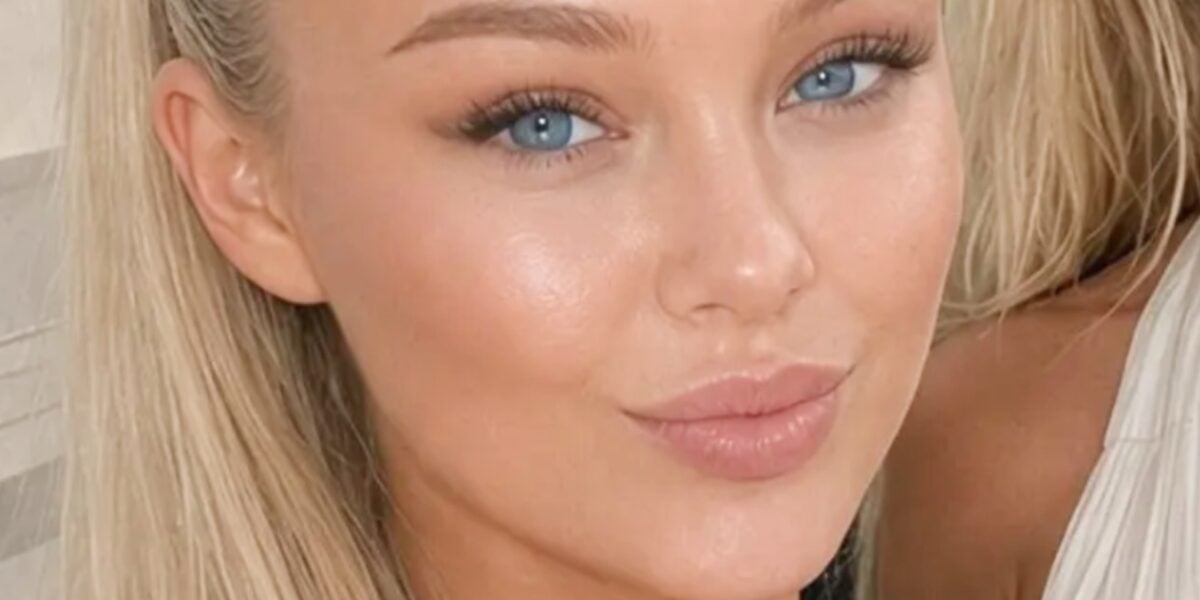Ava Starz 'Outstanding' In Plunging Braless Dress Without Visible Underwear