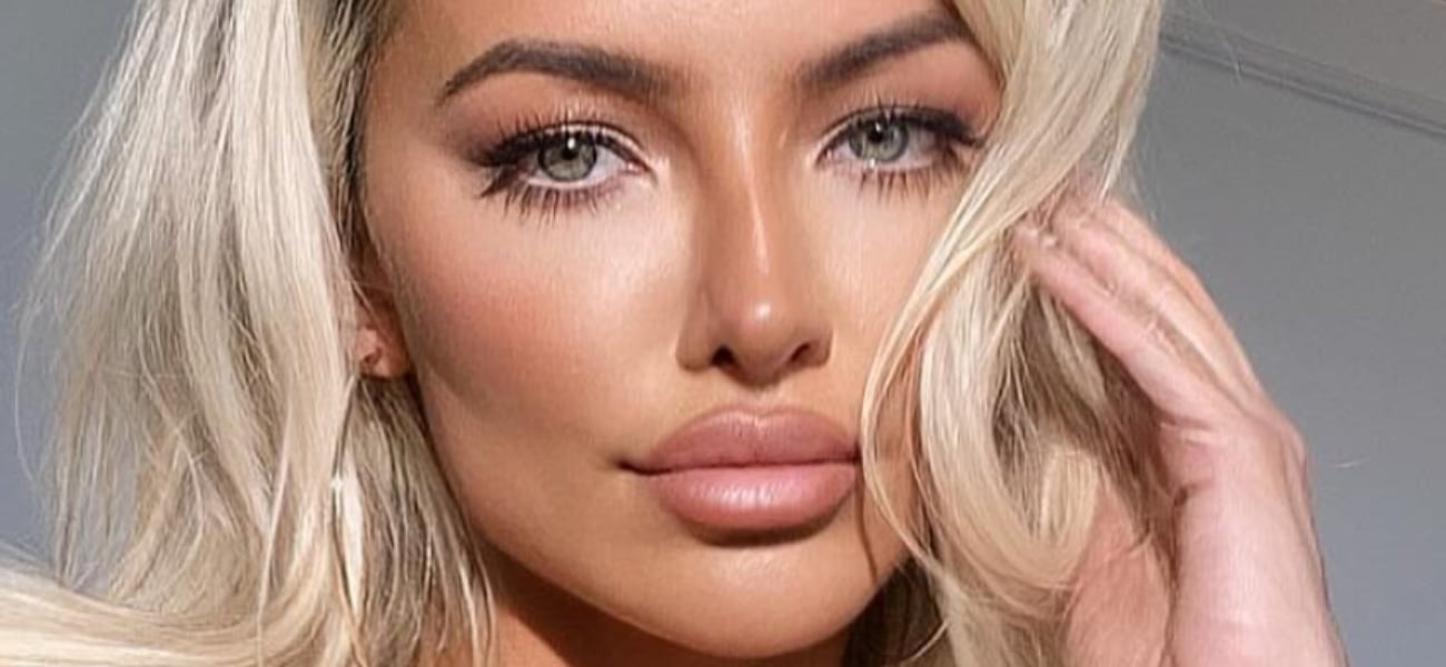 Lindsey Pelas ‘Deserves Attention’ In Bathroom Underwear That Doesn’t Fit 3 Lindsey Pelas curls 1300 cr
