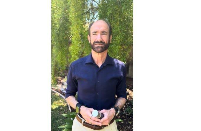 A Stanford Genetics Professor’s Daily Skincare Product Isn’t a Cream — It’s a Lab-Developed Gel
