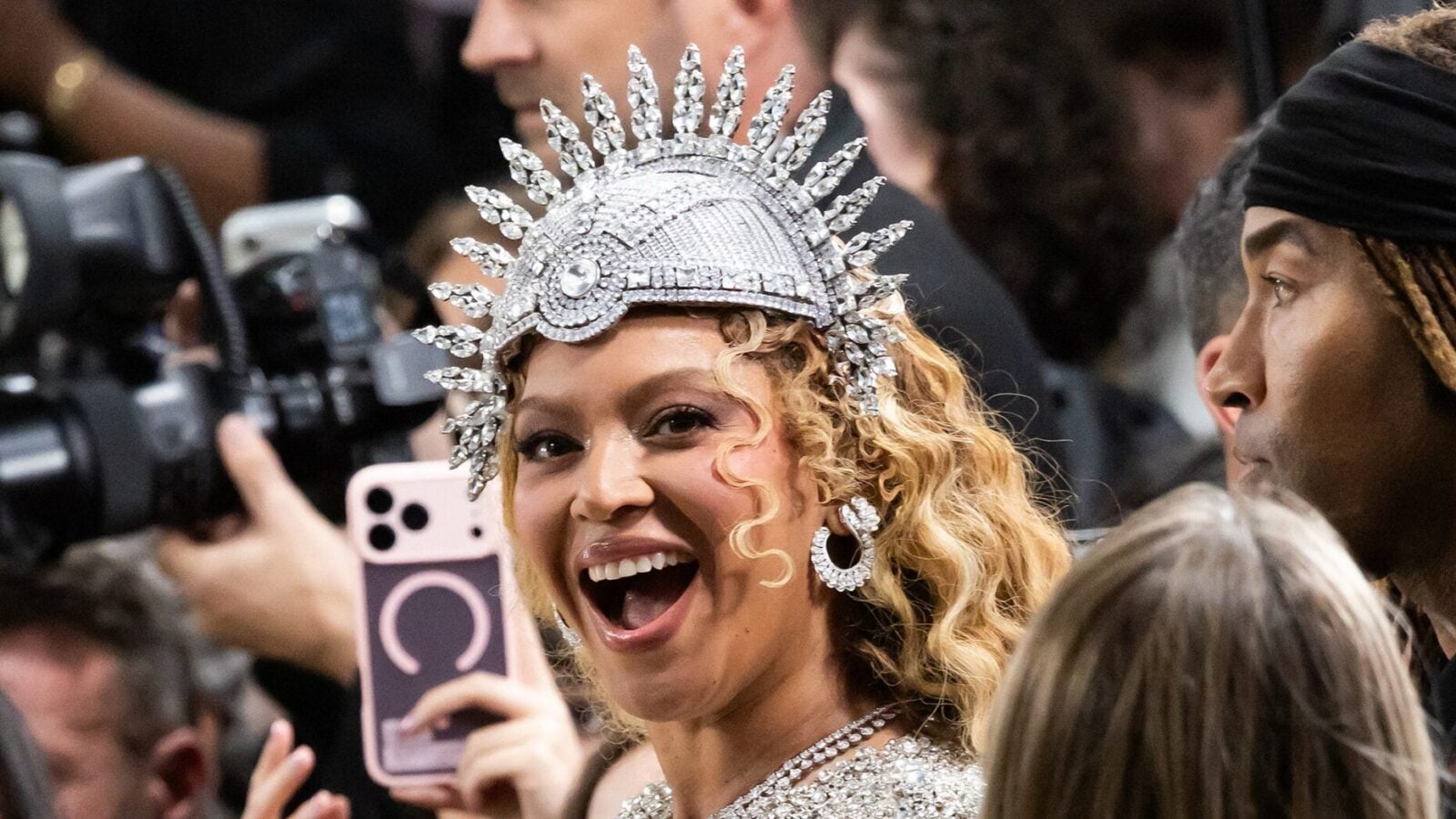 Beyoncé And Jay-Z Score A Billion-View Milestone With 'Crazy In Love'