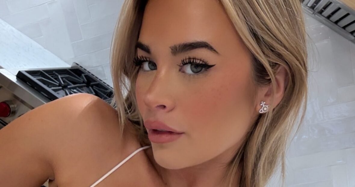 Emily Elizabeth snaps a selfie.