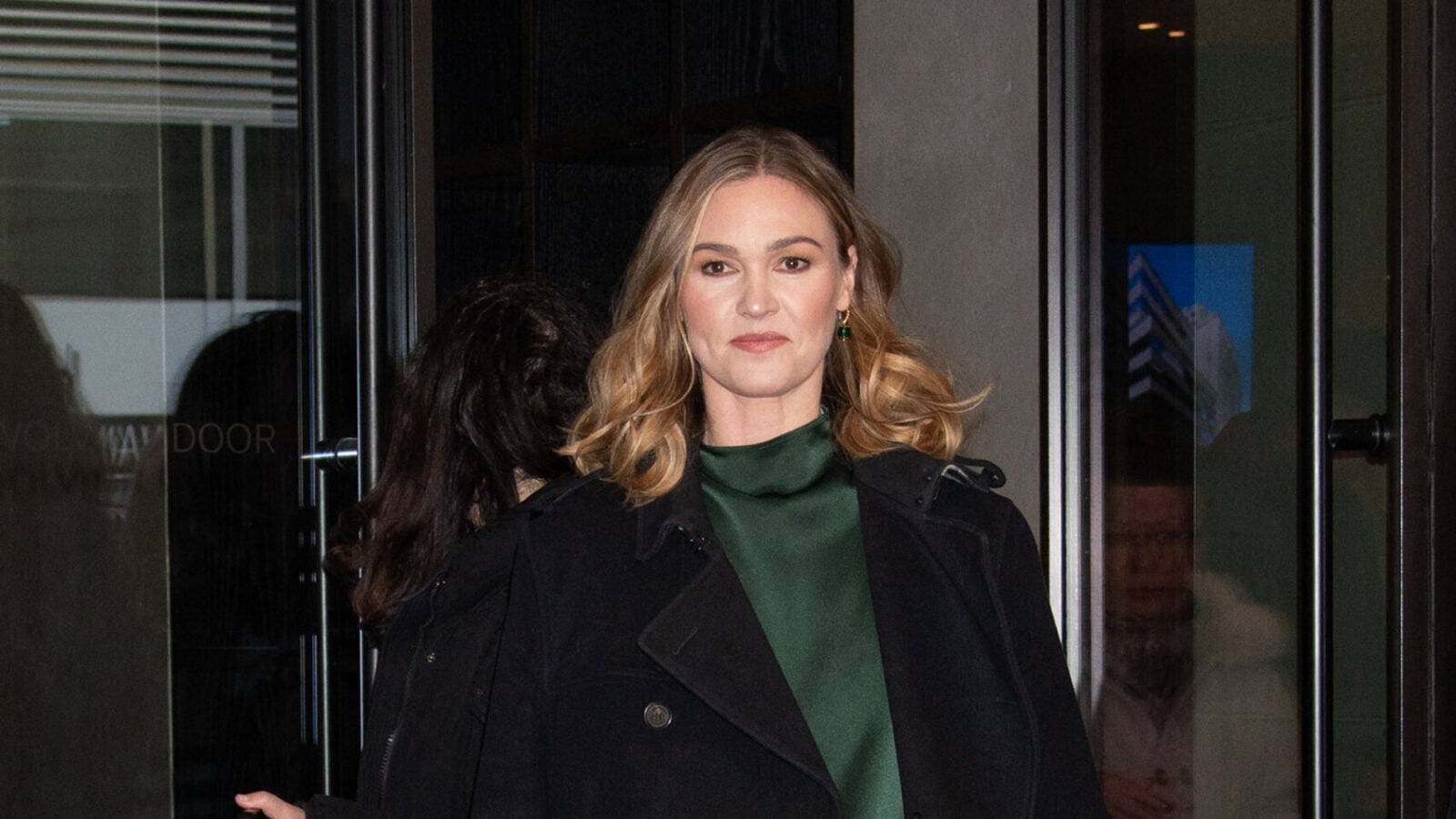 How Julia Stiles Stuck It to Rival Andy Cohen With Her 'DWTS' Season 35 Debut