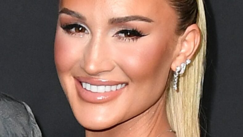 Jason Aldean’s Wife Highlights Her ‘Oranges’ Outdoors In Plunging Bikini