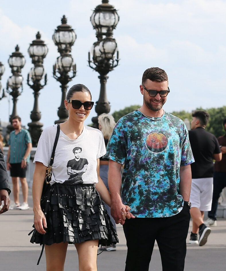Justin Timberlake and Jessica Biel went for a walk in Paris on the Alexandre III bridge